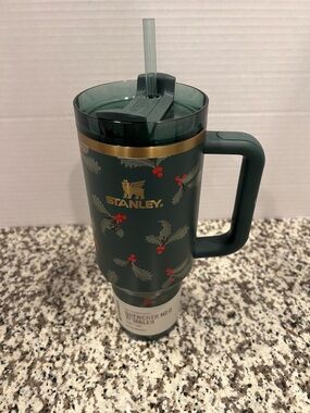 Stanley Green Holiday Holly Quencher H2.0 Tumbler with Handle New 40 Oz